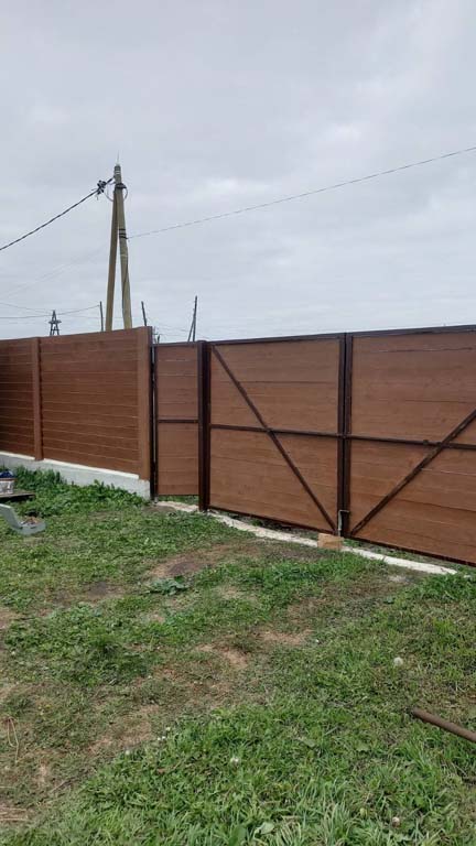 деревянный забор под ключ с воротами и калиткой